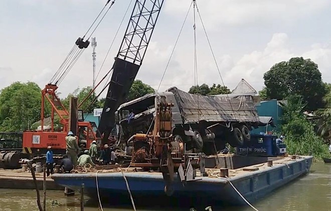 Tài xế vụ sập cầu Tân Nghĩa ra trình diện cảnh sát - Ảnh 2. Tài xế vụ sập cầu Tân Nghĩa ra trình diện cảnh sát - Ảnh 2.