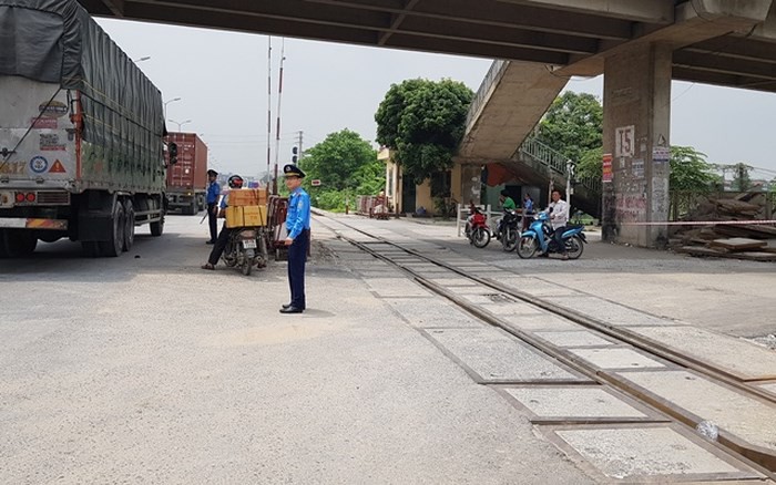 Xe container sụp hố, đè vỡ đường ống nước sạch Sông Đuống - Ảnh 3.
