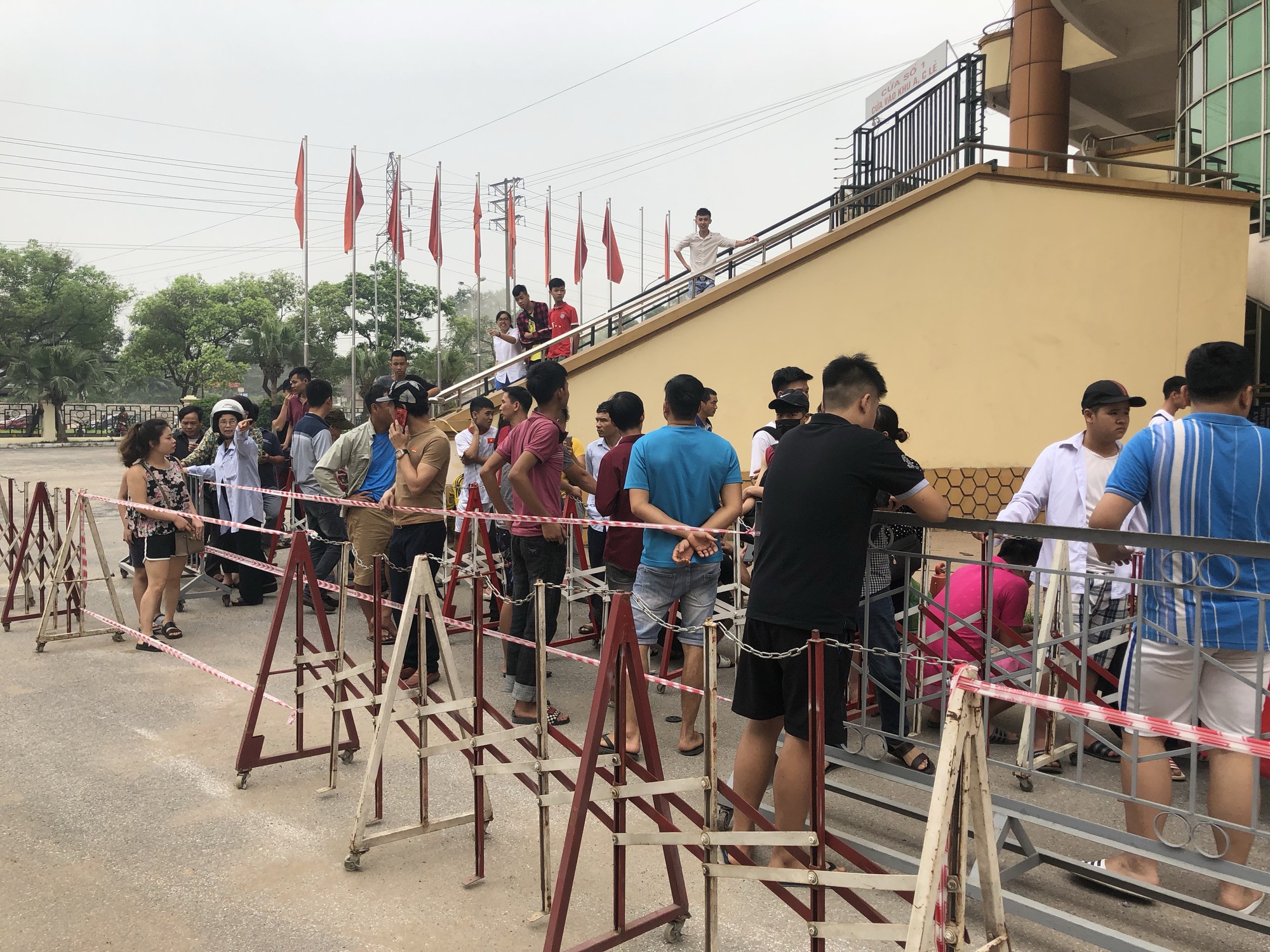Người hâm mộ ùn ùn kéo đến sân, VFF phải thay đổi phương án bán vé trận Việt Nam - Myanmar - Ảnh 2.