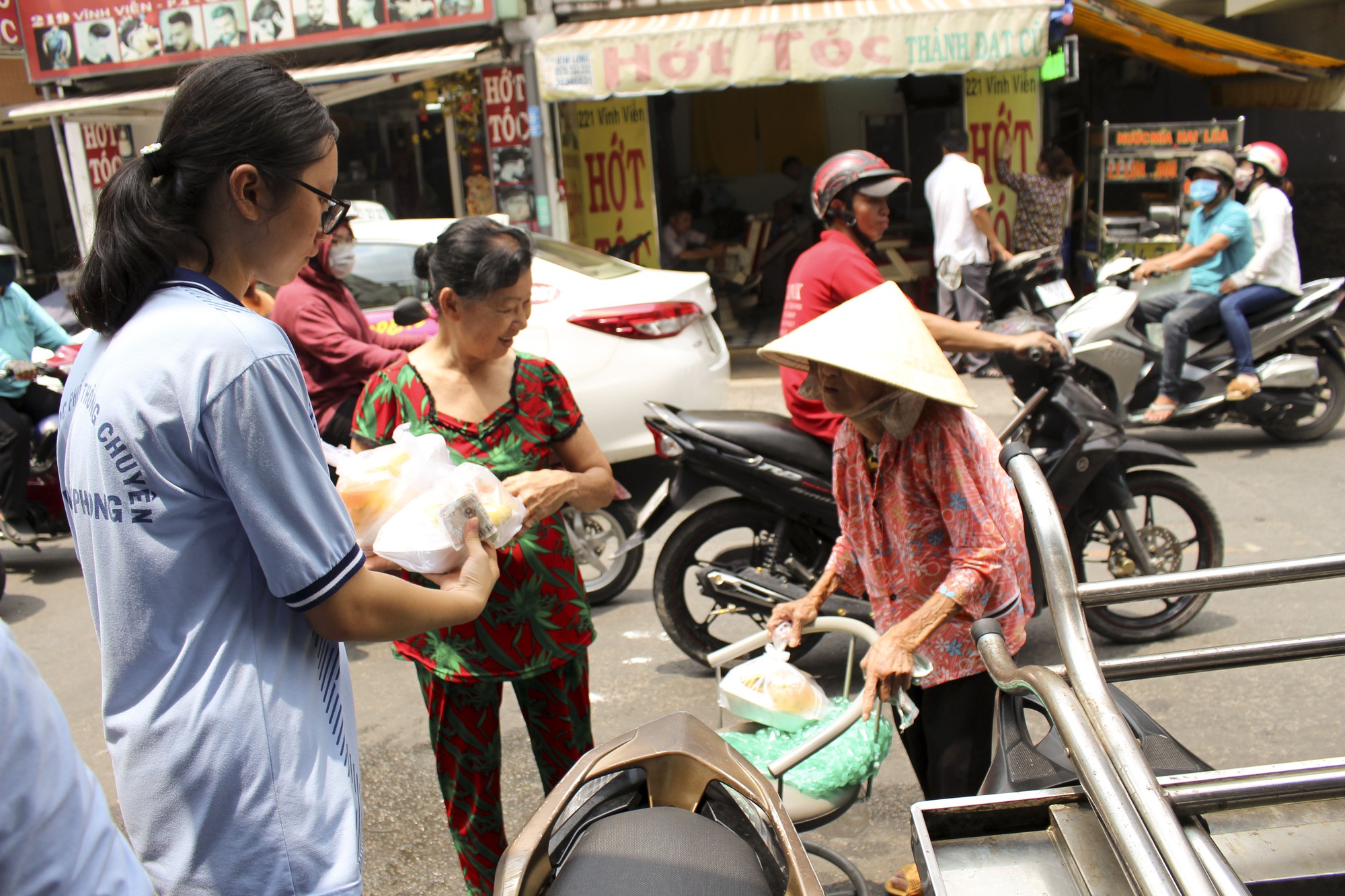 Trải nghiệm no bụng, ngon miệng với suất cơm 2.000 đồng giữa lòng Sài thành - Ảnh 3.