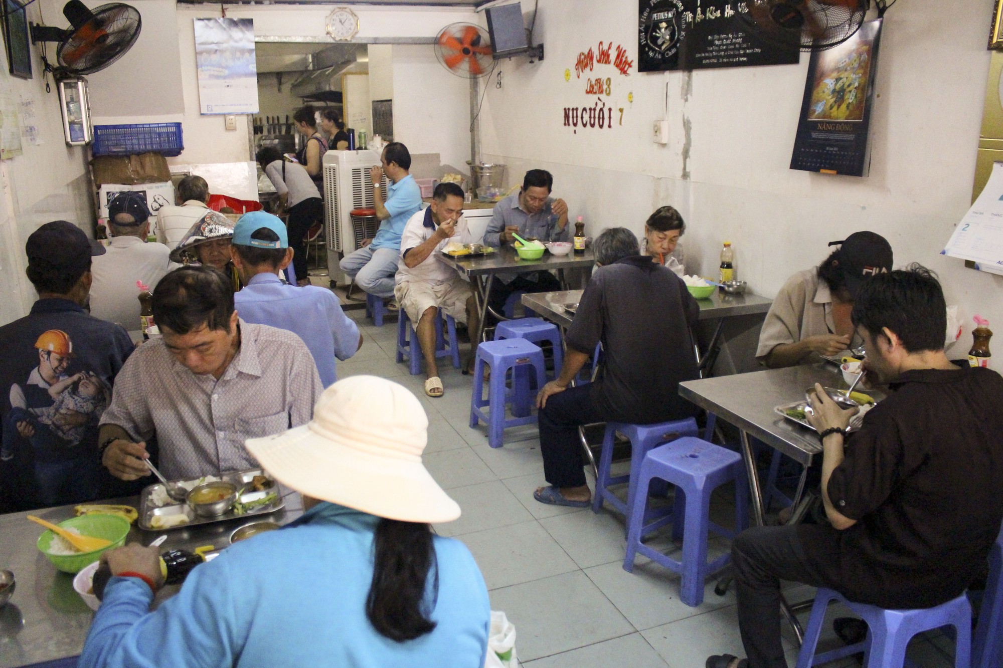 Trải nghiệm no bụng, ngon miệng với suất cơm 2.000 đồng giữa lòng Sài thành - Ảnh 2.