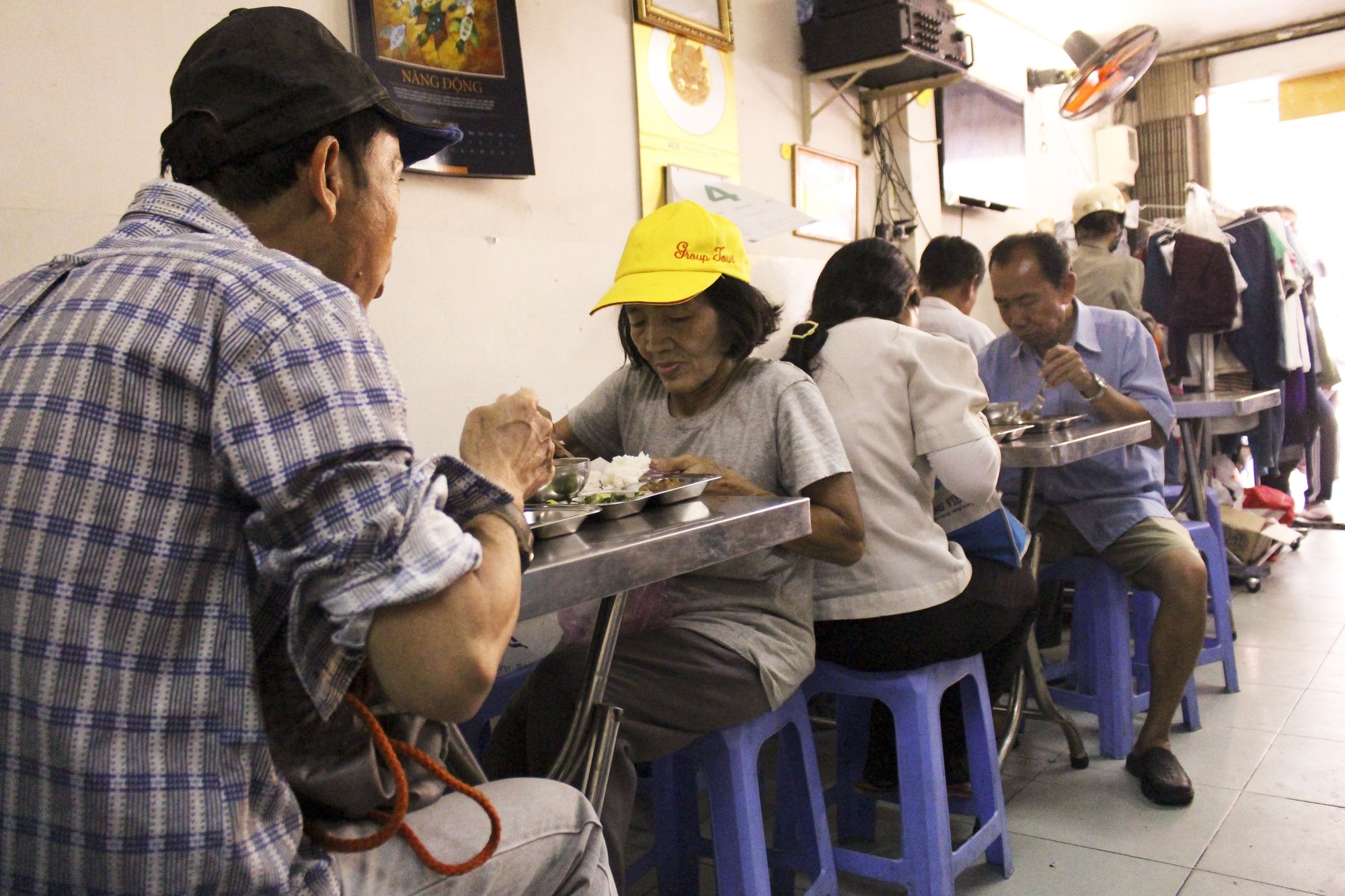 Trải nghiệm no bụng, ngon miệng với suất cơm 2.000 đồng giữa lòng Sài thành - Ảnh 9.