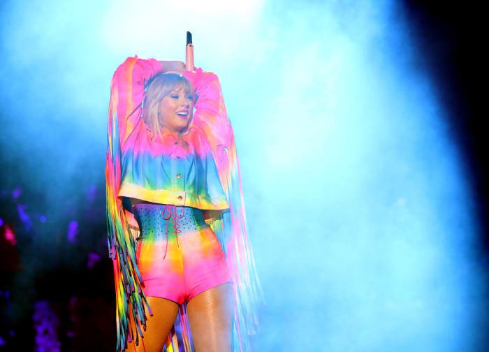 Taylor Swift khởi động Tháng Tự hào LGBT bằng việc đưa ra một bản kiến nghị khiến fan vô cùng cảm kích - Ảnh 2. Taylor Swift khởi động Tháng Tự hào LGBT bằng việc đưa ra một bản kiến nghị khiến fan vô cùng cảm kích - Ảnh 2.