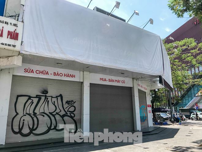Chuỗi cửa hàng Nhật Cường 'phủ bạt, che biển' sau hơn một tháng ông chủ bỏ trốn - Ảnh 1. Chuỗi cửa hàng Nhật Cường 'phủ bạt, che biển' sau hơn một tháng ông chủ bỏ trốn - Ảnh 1.