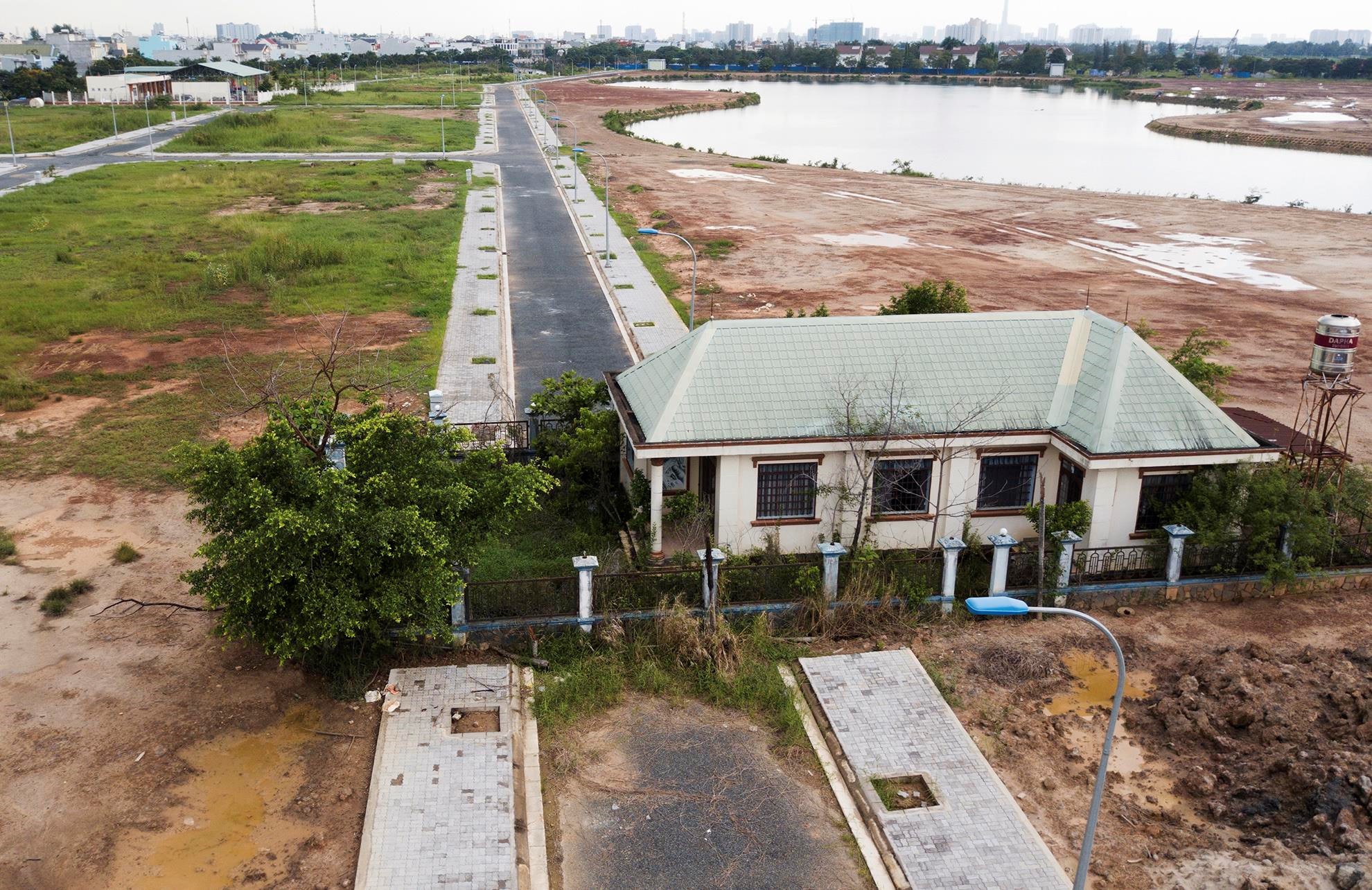 Khu đô thị Đông Sài Gòn hơn 10 năm hoang vắng - Ảnh 7. Khu đô thị Đông Sài Gòn hơn 10 năm hoang vắng - Ảnh 7.