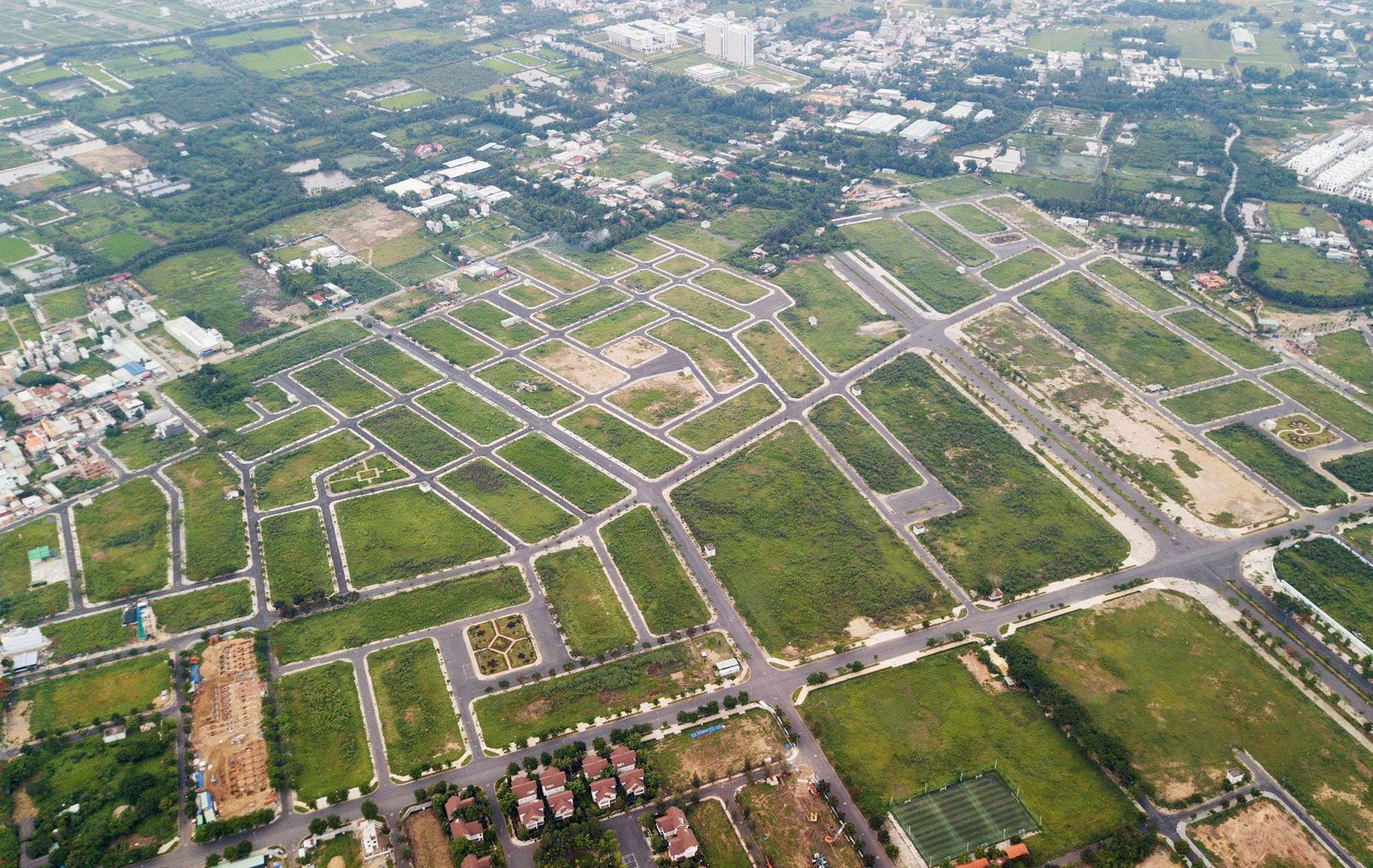 Khu đô thị Đông Sài Gòn hơn 10 năm hoang vắng - Ảnh 8. Khu đô thị Đông Sài Gòn hơn 10 năm hoang vắng - Ảnh 8.