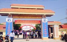 Thí sinh òa khóc vì phải làm lại bài thi do giám thị kí nhầm