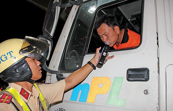 Kiểm tra ma túy trên đường: Nhiều tài xế không phối hợp, nói lực lượng chức năng gây phiền hà - Ảnh 1. Kiểm tra ma túy trên đường: Nhiều tài xế không phối hợp, nói lực lượng chức năng gây phiền hà - Ảnh 1.