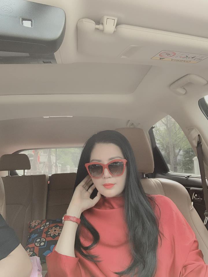 Ngắm nhan sắc xinh đẹp và gu thời trang sành điệu của ca sĩ Đinh Hiền Anh - vợ Thứ trưởng Bộ Tài chính Huỳnh Quang Hải - Ảnh 10. Ngắm nhan sắc xinh đẹp và gu thời trang sành điệu của ca sĩ Đinh Hiền Anh - vợ Thứ trưởng Bộ Tài chính Huỳnh Quang Hải - Ảnh 10.