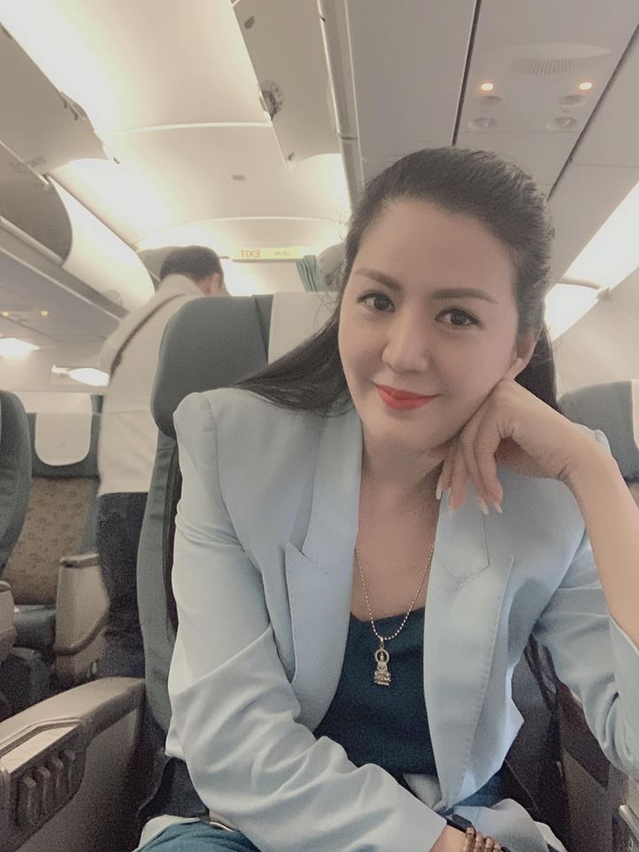 Ngắm nhan sắc xinh đẹp và gu thời trang sành điệu của ca sĩ Đinh Hiền Anh - vợ Thứ trưởng Bộ Tài chính Huỳnh Quang Hải - Ảnh 9. Ngắm nhan sắc xinh đẹp và gu thời trang sành điệu của ca sĩ Đinh Hiền Anh - vợ Thứ trưởng Bộ Tài chính Huỳnh Quang Hải - Ảnh 9.
