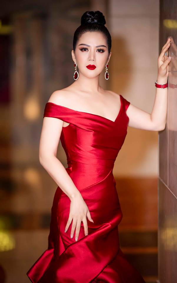 Ngắm nhan sắc xinh đẹp và gu thời trang sành điệu của ca sĩ Đinh Hiền Anh - vợ Thứ trưởng Bộ Tài chính Huỳnh Quang Hải - Ảnh 1. Ngắm nhan sắc xinh đẹp và gu thời trang sành điệu của ca sĩ Đinh Hiền Anh - vợ Thứ trưởng Bộ Tài chính Huỳnh Quang Hải - Ảnh 1.