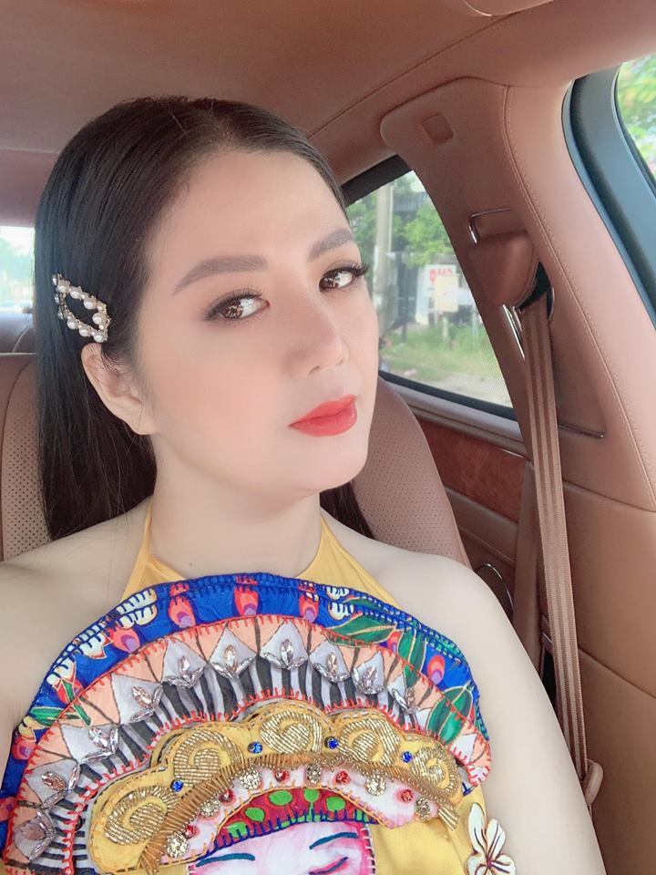 Ngắm nhan sắc xinh đẹp và gu thời trang sành điệu của ca sĩ Đinh Hiền Anh - vợ Thứ trưởng Bộ Tài chính Huỳnh Quang Hải - Ảnh 8. Ngắm nhan sắc xinh đẹp và gu thời trang sành điệu của ca sĩ Đinh Hiền Anh - vợ Thứ trưởng Bộ Tài chính Huỳnh Quang Hải - Ảnh 8.