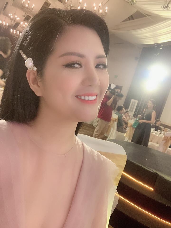Ngắm nhan sắc xinh đẹp và gu thời trang sành điệu của ca sĩ Đinh Hiền Anh - vợ Thứ trưởng Bộ Tài chính Huỳnh Quang Hải - Ảnh 2. Ngắm nhan sắc xinh đẹp và gu thời trang sành điệu của ca sĩ Đinh Hiền Anh - vợ Thứ trưởng Bộ Tài chính Huỳnh Quang Hải - Ảnh 2.