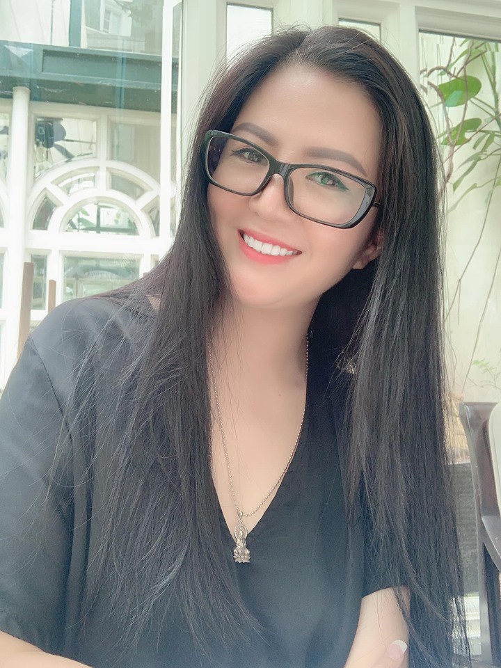Ngắm nhan sắc xinh đẹp và gu thời trang sành điệu của ca sĩ Đinh Hiền Anh - vợ Thứ trưởng Bộ Tài chính Huỳnh Quang Hải - Ảnh 7. Ngắm nhan sắc xinh đẹp và gu thời trang sành điệu của ca sĩ Đinh Hiền Anh - vợ Thứ trưởng Bộ Tài chính Huỳnh Quang Hải - Ảnh 7.