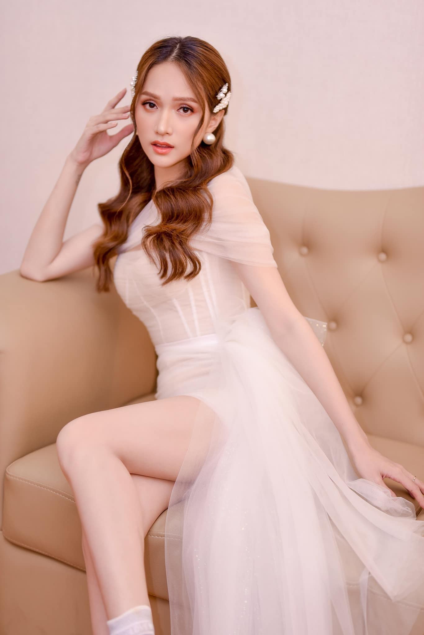 Hương Giang Idol hoá Lọ Lem mong manh trong bộ ảnh mới - Ảnh 3. Hương Giang Idol hoá Lọ Lem mong manh trong bộ ảnh mới - Ảnh 3.