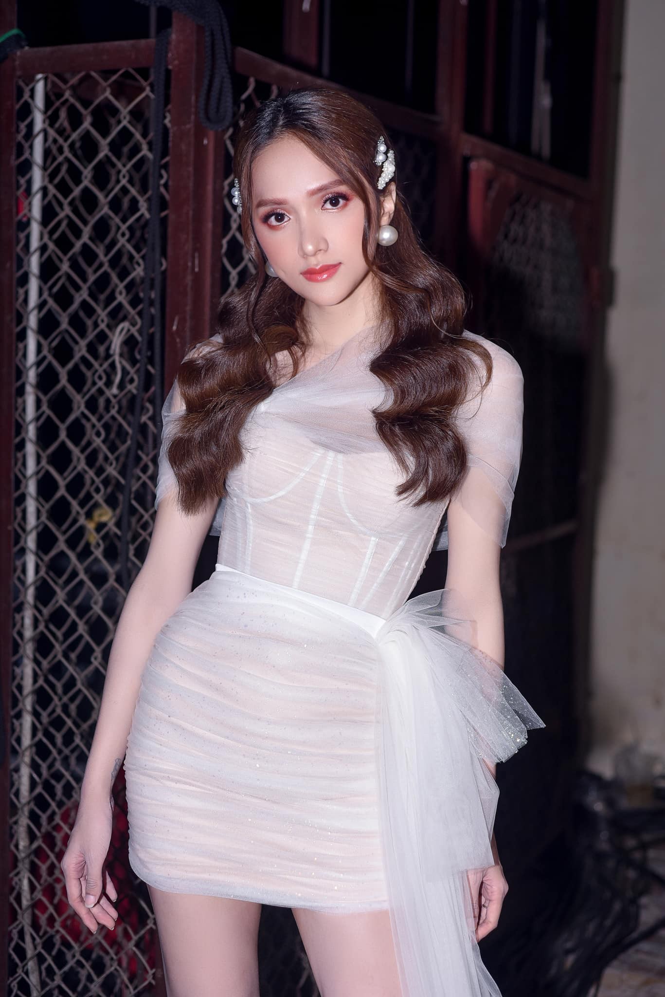 Hương Giang Idol hoá Lọ Lem mong manh trong bộ ảnh mới - Ảnh 5. Hương Giang Idol hoá Lọ Lem mong manh trong bộ ảnh mới - Ảnh 5.