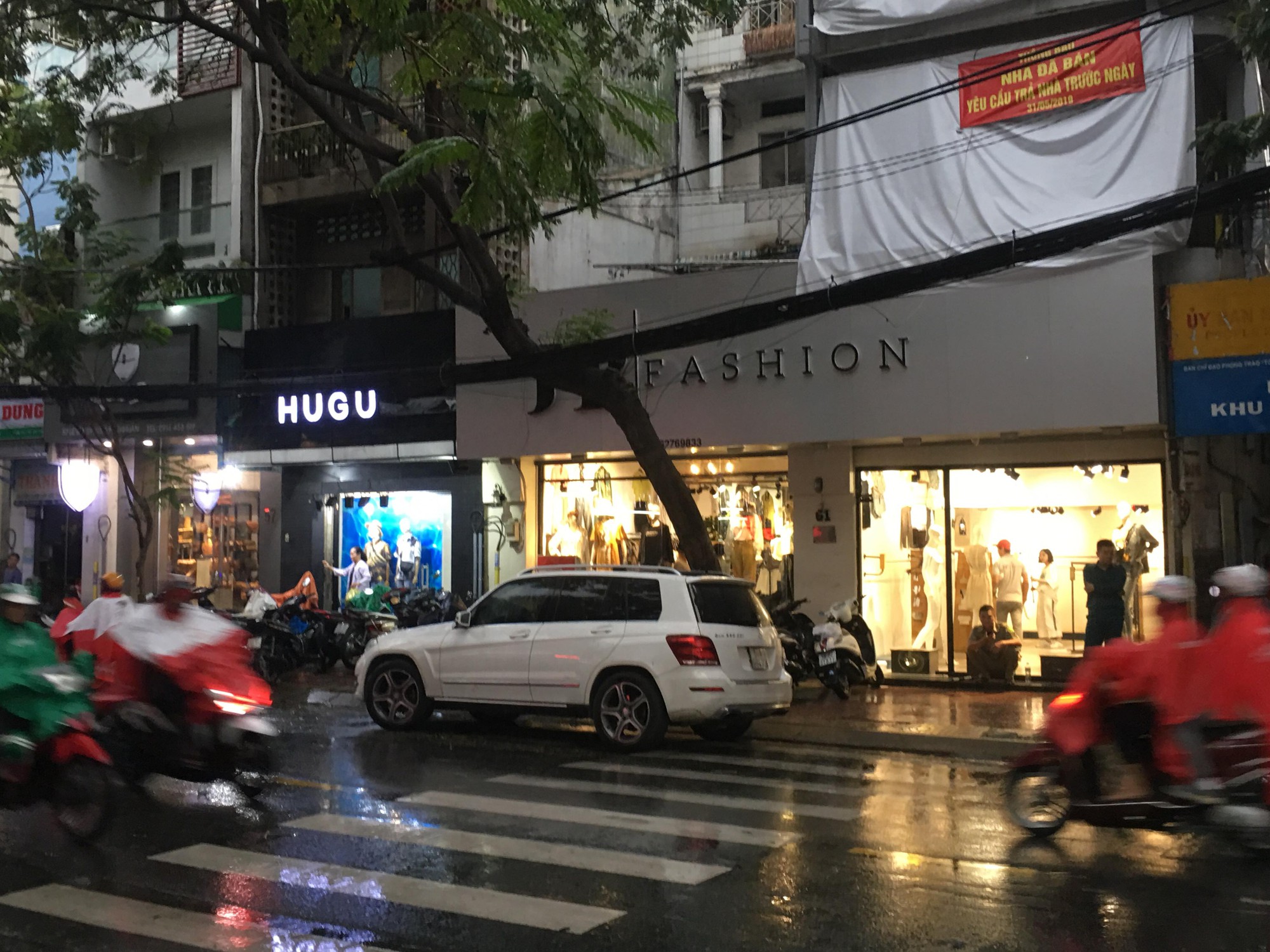 Hàng chục thanh niên hỗn chiến vì tranh chấp mặt bằng cho thuê ở Sài Gòn - Ảnh 1. Hàng chục thanh niên hỗn chiến vì tranh chấp mặt bằng cho thuê ở Sài Gòn - Ảnh 1.