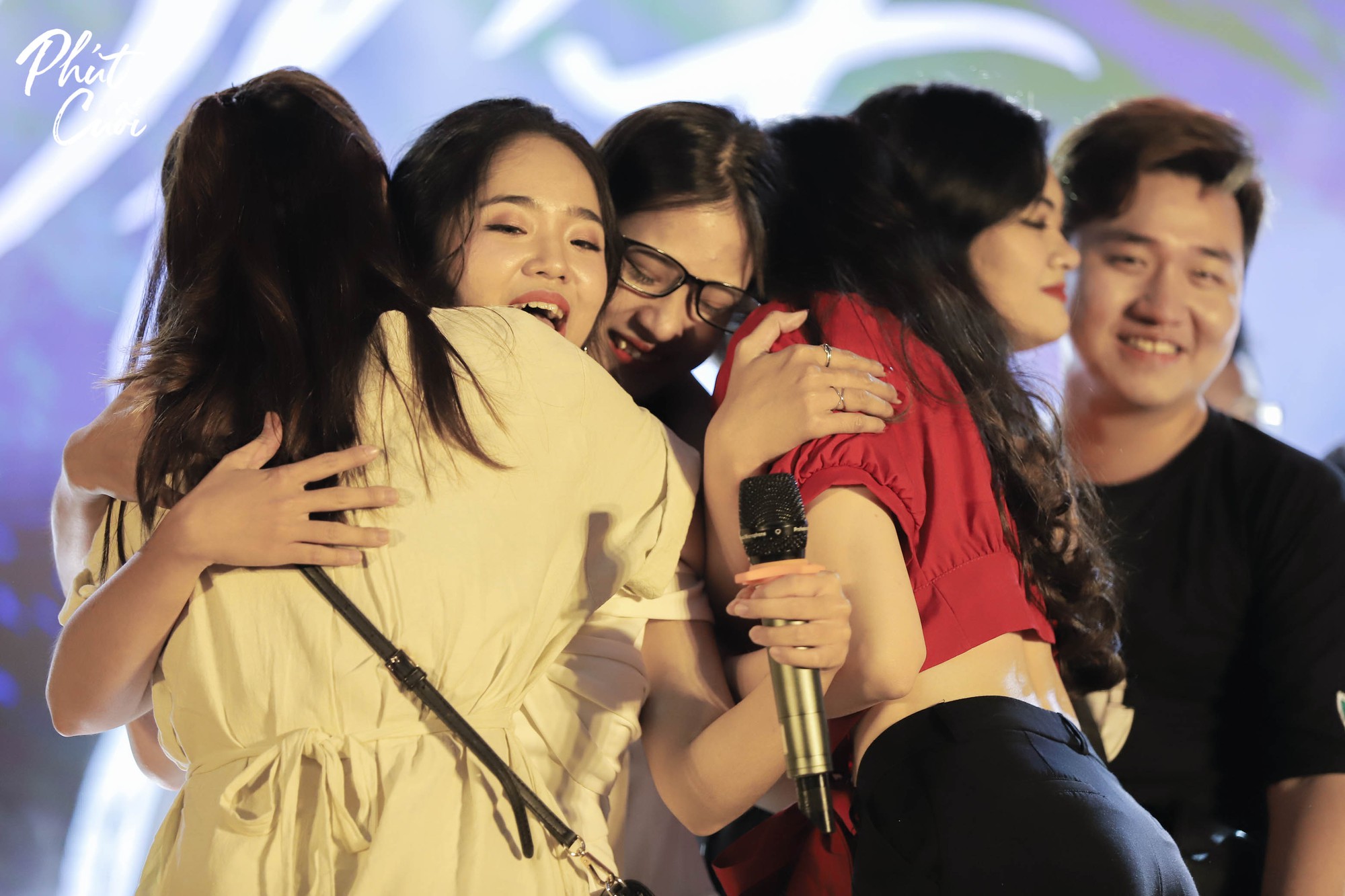 Đêm nhạc Phút Cuối 2019: Chuyện của chúng ta đưa sinh viên quay trở về với Thánh đường Kí ức - Ảnh 6. Đêm nhạc Phút Cuối 2019: Chuyện của chúng ta đưa sinh viên quay trở về với Thánh đường Kí ức - Ảnh 6.