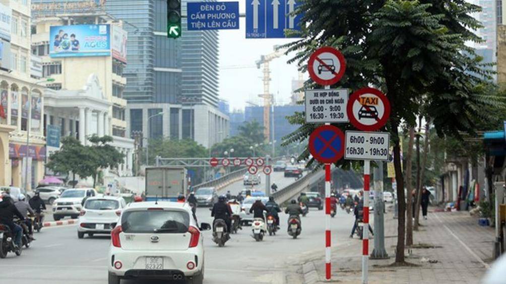 Hà Nội: Cấm xe taxi trên 11 tuyến phố nội đô giờ cao điểm - Ảnh 1.