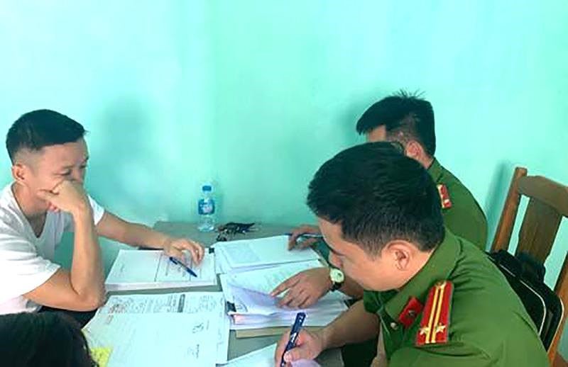 Thanh Hóa: Bắt 2 cán bộ BIDV Bỉm Sơn vì làm giả hàng chục đăng ký ô tô lấy hơn 50 tỉ đồng - Ảnh 1. Thanh Hóa: Bắt 2 cán bộ BIDV Bỉm Sơn vì làm giả hàng chục đăng ký ô tô lấy hơn 50 tỉ đồng - Ảnh 1.