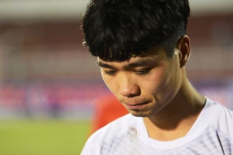 Vô tình sút bóng trúng mặt CĐV nhí, Công Phượng viết thư tay và gửi quà xin lỗi - Ảnh 2. Vô tình sút bóng trúng mặt CĐV nhí, Công Phượng viết thư tay và gửi quà xin lỗi - Ảnh 2.