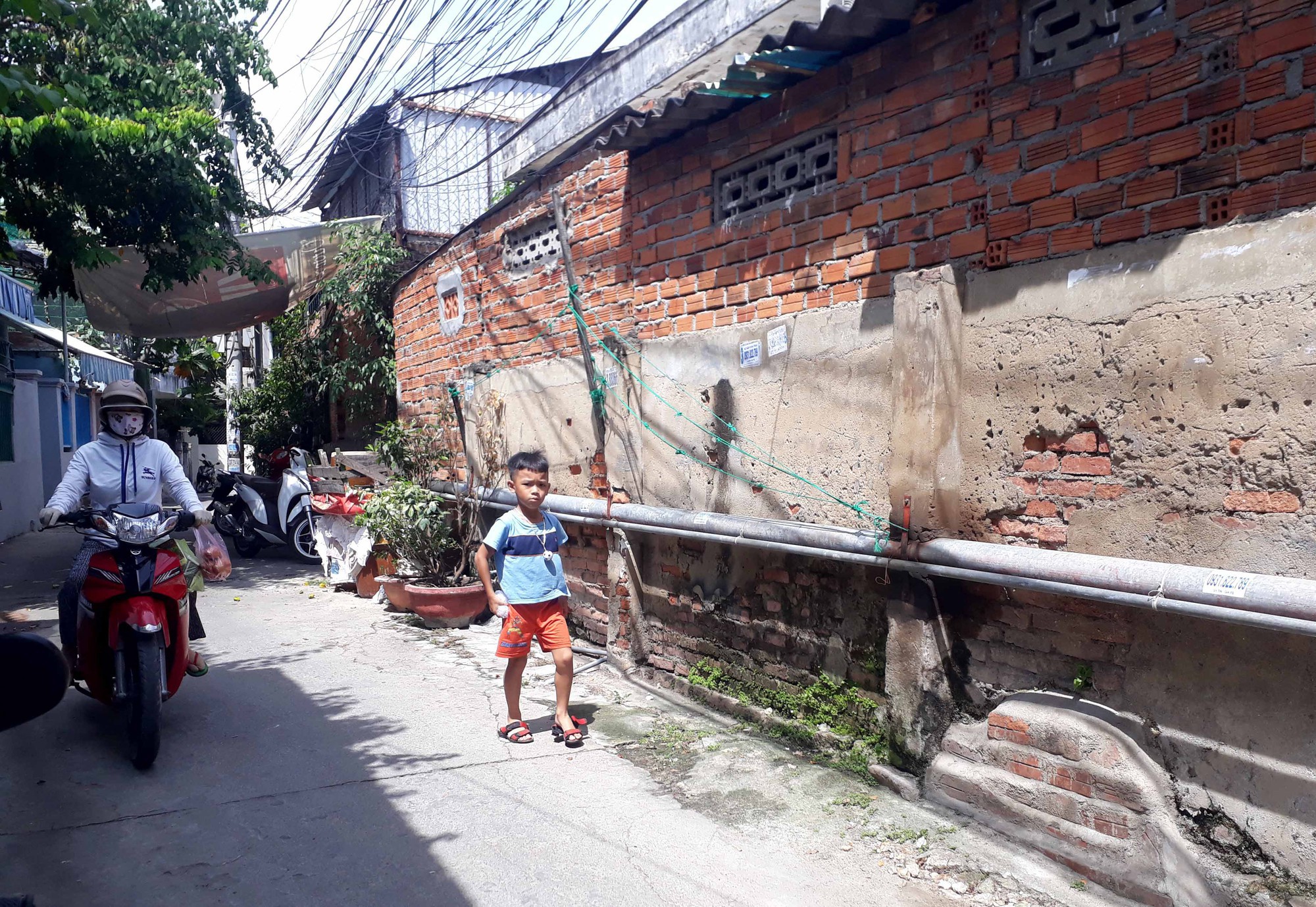 Đường ống dẫn dầu rò rỉ chạy lòng vòng trong khu dân cư - Ảnh 8. Đường ống dẫn dầu rò rỉ chạy lòng vòng trong khu dân cư - Ảnh 8.
