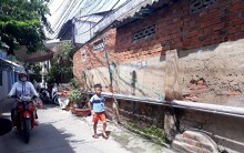 Đường ống dẫn dầu rò rỉ chạy lòng vòng trong khu dân cư
