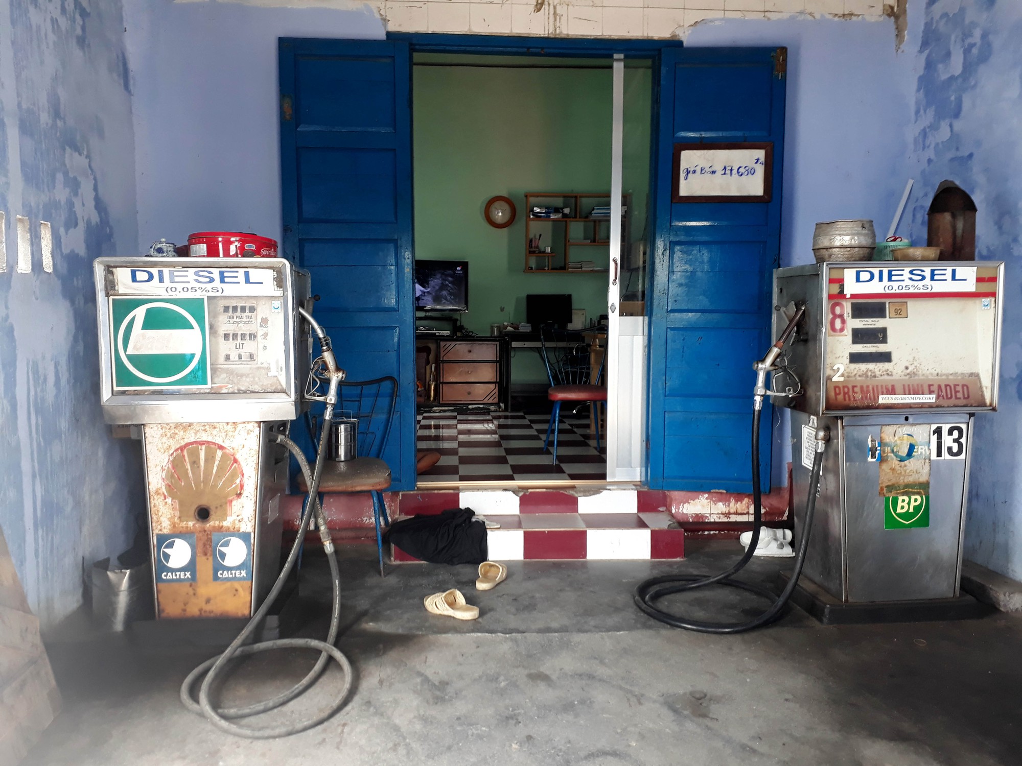 Đường ống dẫn dầu rò rỉ chạy lòng vòng trong khu dân cư - Ảnh 5. Đường ống dẫn dầu rò rỉ chạy lòng vòng trong khu dân cư - Ảnh 5.