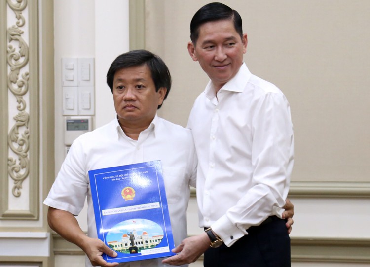 Ông Đoàn Ngọc Hải nhận quyết định làm Phó tổng giám đốc Công ty Xây dựng Sài Gòn - Ảnh 1. Ông Đoàn Ngọc Hải nhận quyết định làm Phó tổng giám đốc Công ty Xây dựng Sài Gòn - Ảnh 1.