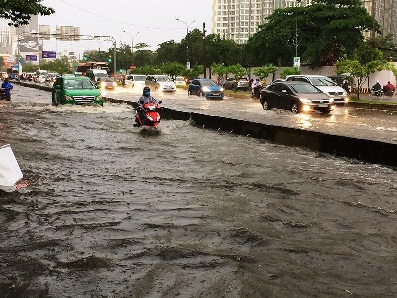 Hàng loạt xe chết máy trên đường Nguyễn Hữu Cảnh - Ảnh 1. Hàng loạt xe chết máy trên đường Nguyễn Hữu Cảnh - Ảnh 1.