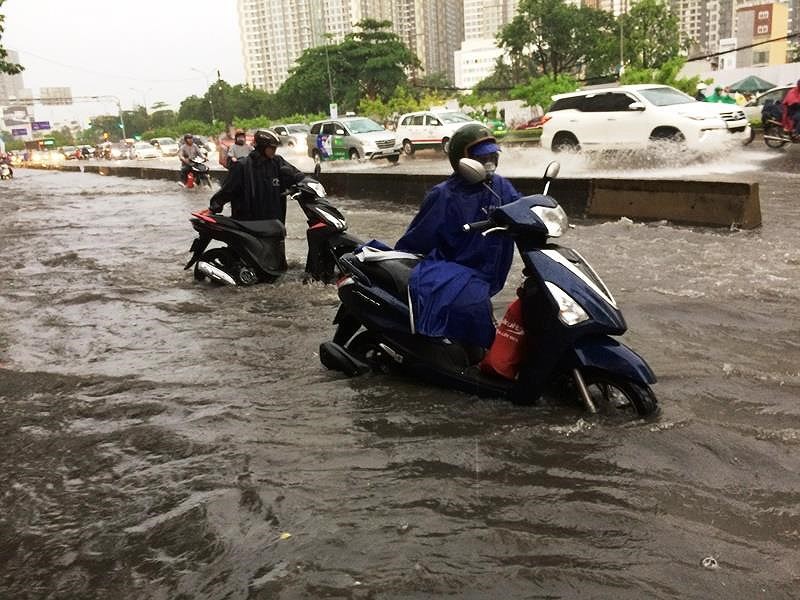 Hàng loạt xe chết máy trên đường Nguyễn Hữu Cảnh - Ảnh 2. Hàng loạt xe chết máy trên đường Nguyễn Hữu Cảnh - Ảnh 2.
