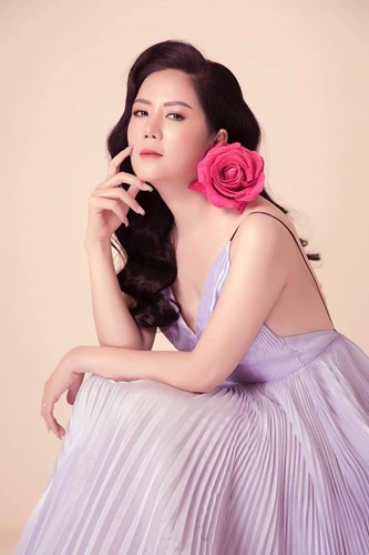 Ngắm nhan sắc xinh đẹp và gu thời trang sành điệu của ca sĩ Đinh Hiền Anh - vợ Thứ trưởng Bộ Tài chính Huỳnh Quang Hải - Ảnh 11. Ngắm nhan sắc xinh đẹp và gu thời trang sành điệu của ca sĩ Đinh Hiền Anh - vợ Thứ trưởng Bộ Tài chính Huỳnh Quang Hải - Ảnh 11.