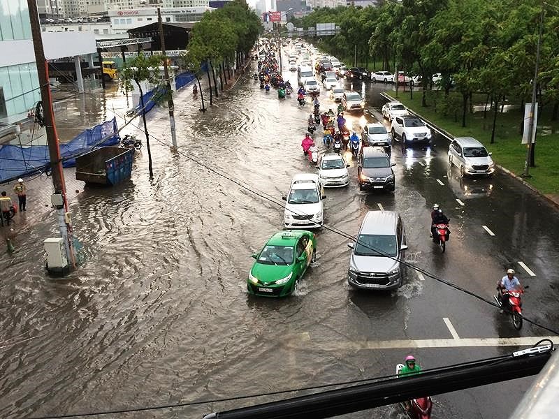 Hàng loạt xe chết máy trên đường Nguyễn Hữu Cảnh - Ảnh 4. Hàng loạt xe chết máy trên đường Nguyễn Hữu Cảnh - Ảnh 4.