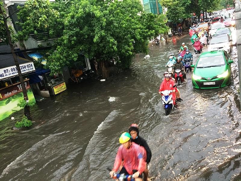 Hàng loạt xe chết máy trên đường Nguyễn Hữu Cảnh - Ảnh 5. Hàng loạt xe chết máy trên đường Nguyễn Hữu Cảnh - Ảnh 5.
