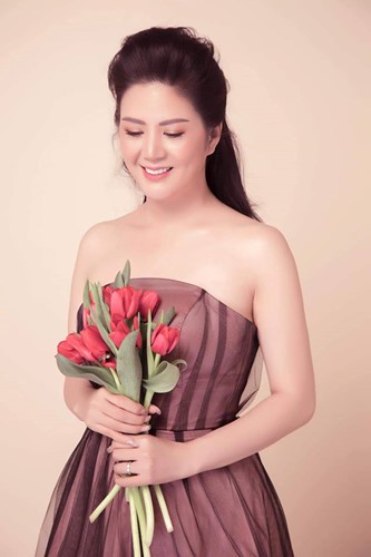 Ngắm nhan sắc xinh đẹp và gu thời trang sành điệu của ca sĩ Đinh Hiền Anh - vợ Thứ trưởng Bộ Tài chính Huỳnh Quang Hải - Ảnh 13. Ngắm nhan sắc xinh đẹp và gu thời trang sành điệu của ca sĩ Đinh Hiền Anh - vợ Thứ trưởng Bộ Tài chính Huỳnh Quang Hải - Ảnh 13.