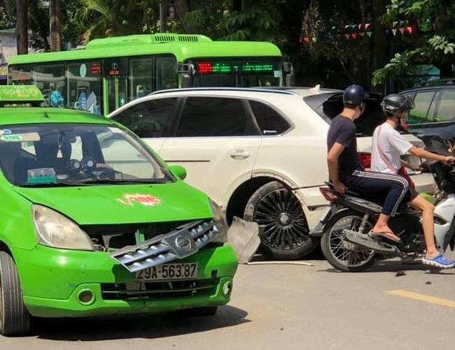 Vụ va chạm giữa xe Bentley Bentayga và xe taxi: Siêu xe tiền tỉ lấn làn gây va chạm? - Ảnh 1. Vụ va chạm giữa xe Bentley Bentayga và xe taxi: Siêu xe tiền tỉ lấn làn gây va chạm? - Ảnh 1.