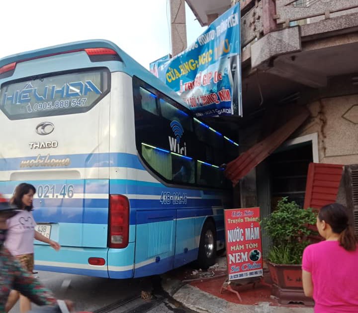 Nam Định: Xe khách lao vào nhà dân lúc sáng sớm khiến 4 người thương vong - Ảnh 2. Nam Định: Xe khách lao vào nhà dân lúc sáng sớm khiến 4 người thương vong - Ảnh 2.