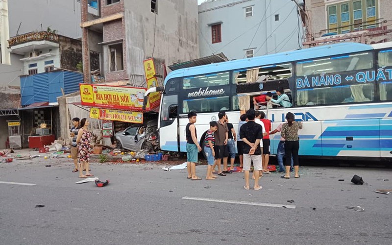 Nam Định: Xe khách lao vào nhà dân lúc sáng sớm khiến 4 người thương vong - Ảnh 1. Nam Định: Xe khách lao vào nhà dân lúc sáng sớm khiến 4 người thương vong - Ảnh 1.
