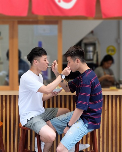 Muốn tìm được bạn trai như ý trên mạng xã hội thì người đồng tính nam nên áp dụng ngay những điều này  - Ảnh 1.