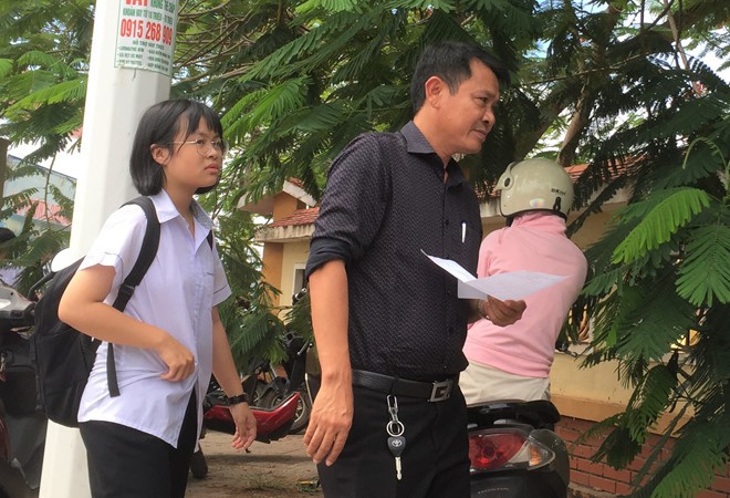 Hơn 6.000 học sinh phải thi lại: Phụ huynh nói sẽ kiện nếu thi lại điểm thấp! - Ảnh 1. Hơn 6.000 học sinh phải thi lại: Phụ huynh nói sẽ kiện nếu thi lại điểm thấp! - Ảnh 1.