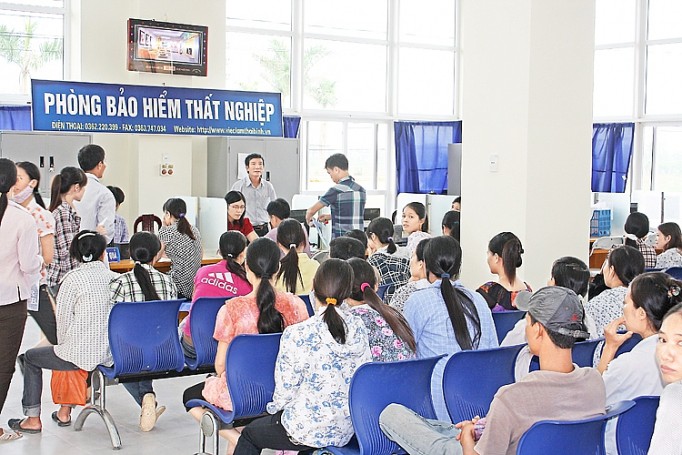 Nghỉ việc đi nước ngoài có được lĩnh trợ cấp thất nghiệp? - Ảnh 1.