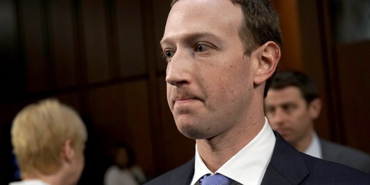 68% cổ đông bỏ phiếu đồng ý đuổi Zuckerberg ra khỏi Facebook - Ảnh 1. 68% cổ đông bỏ phiếu đồng ý đuổi Zuckerberg ra khỏi Facebook - Ảnh 1.
