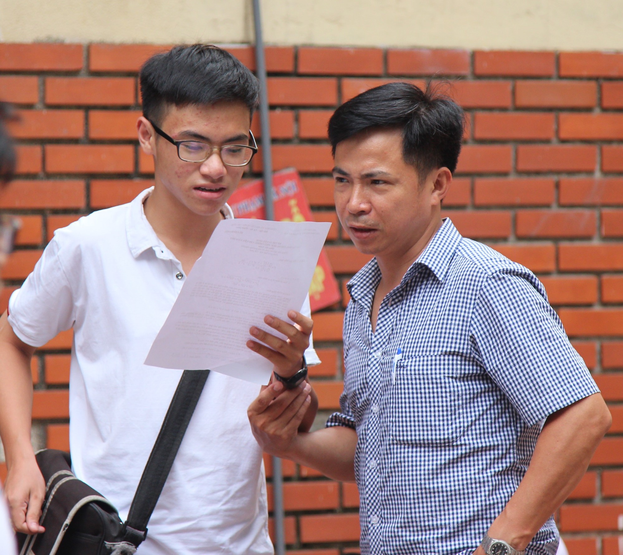 Sai chính tả trong đề thi tiếng Anh vào lớp 10: Viết young hay your đều có điểm - Ảnh 1. Sai chính tả trong đề thi tiếng Anh vào lớp 10: Viết young hay your đều có điểm - Ảnh 1.