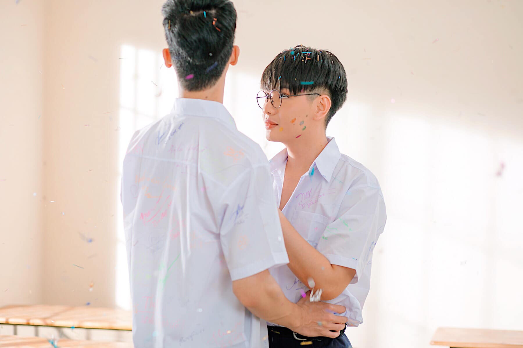 Mất máu với cảnh cặp nam chính tình tứ trong MV mới của Đào Bá Lộc - Ảnh 4. Mất máu với cảnh cặp nam chính tình tứ trong MV mới của Đào Bá Lộc - Ảnh 4.