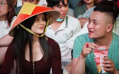 Hàng nghìn người Sài Gòn xuống phố đi bộ Nguyễn Huệ xem trận 'đại chiến' Việt Nam - Thái Lan