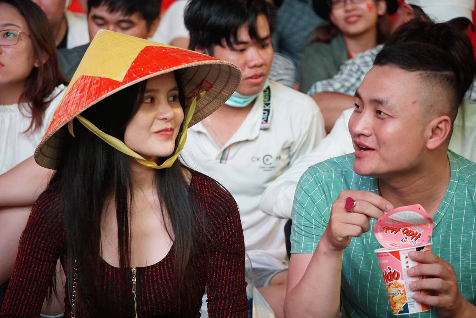 Hàng nghìn người Sài Gòn xuống phố đi bộ Nguyễn Huệ xem trận đại chiến Việt Nam - Thái Lan - Ảnh 14. Hàng nghìn người Sài Gòn xuống phố đi bộ Nguyễn Huệ xem trận đại chiến Việt Nam - Thái Lan - Ảnh 14.