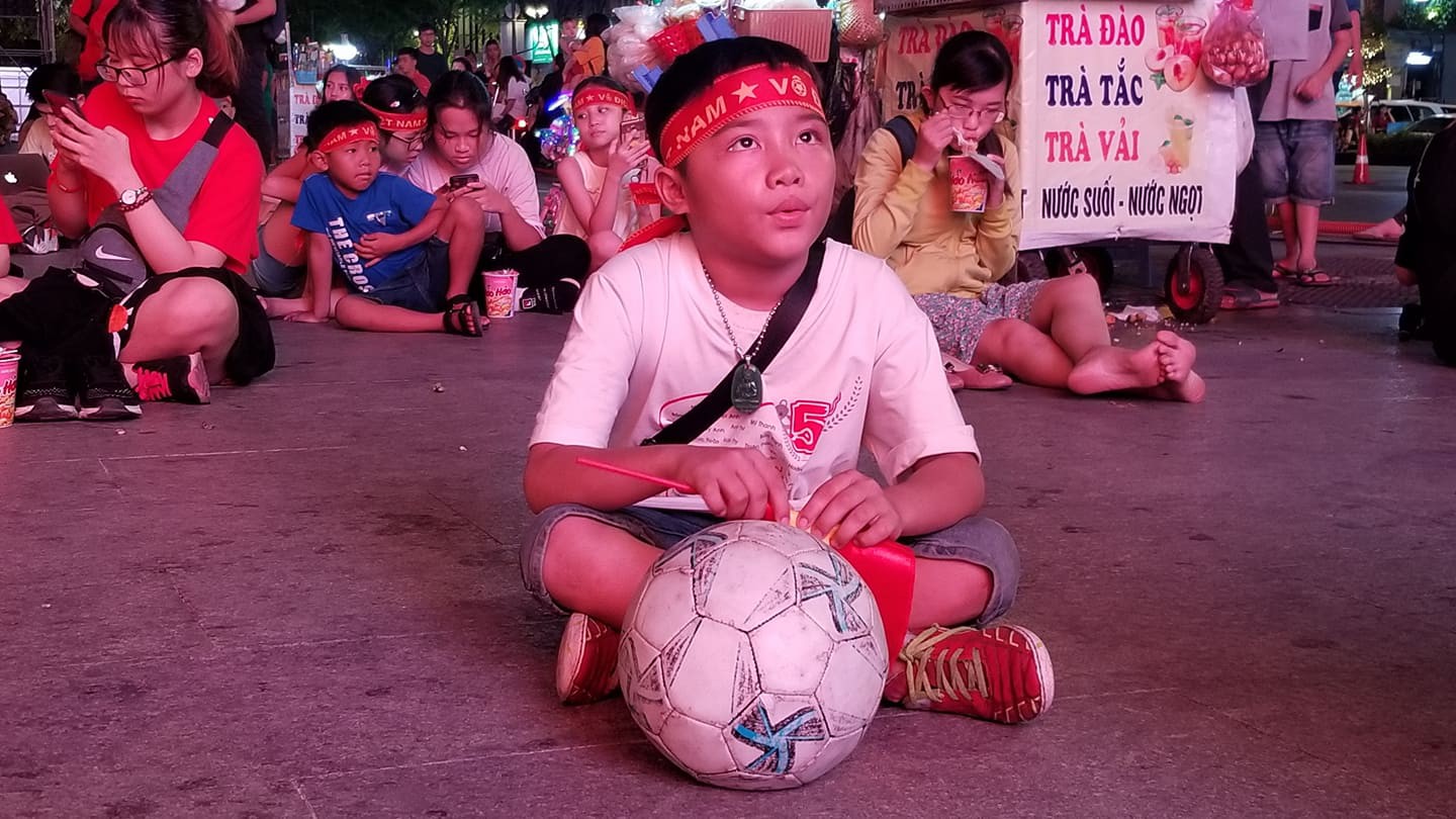 Hàng nghìn người Sài Gòn xuống phố đi bộ Nguyễn Huệ xem trận đại chiến Việt Nam - Thái Lan - Ảnh 5. Hàng nghìn người Sài Gòn xuống phố đi bộ Nguyễn Huệ xem trận đại chiến Việt Nam - Thái Lan - Ảnh 5.