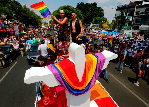 Tháng Tự hào LGBT 2019: Những hình ảnh ấn tượng trên thế giới - Ảnh 14. Tháng Tự hào LGBT 2019: Những hình ảnh ấn tượng trên thế giới - Ảnh 14.