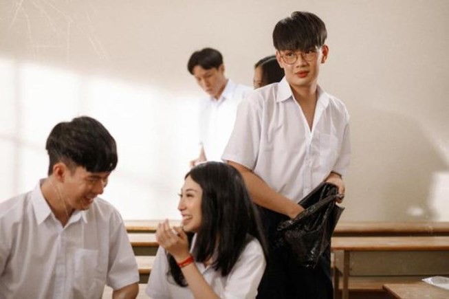 Mất máu với cảnh cặp nam chính tình tứ trong MV mới của Đào Bá Lộc - Ảnh 2.