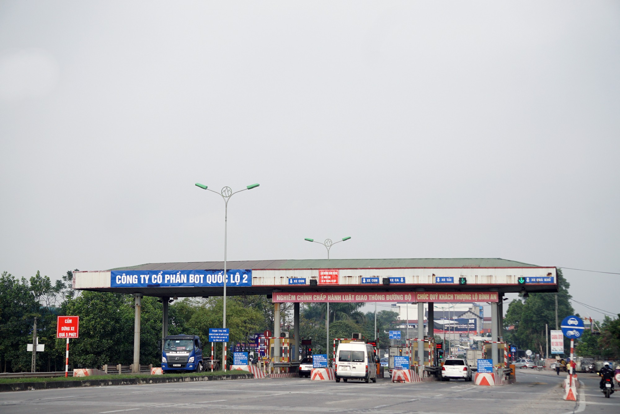 Bộ trưởng GTVT nói về xe không dán thẻ thu phí tự động: 5 hay 10km cũng phải xếp hàng ở làn thủ công - Ảnh 2. Bộ trưởng GTVT nói về xe không dán thẻ thu phí tự động: 5 hay 10km cũng phải xếp hàng ở làn thủ công - Ảnh 2.